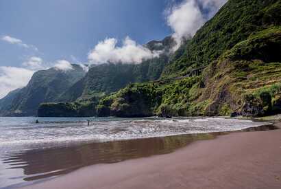 Madeira oder Azoren: schwarzer Lavastrand von Seixal auf Madeira