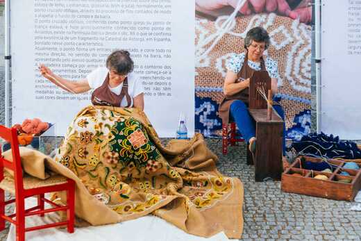 Frauen machen Handwerkskunst in Arraiolos– beim Portugal Roadtrip können Sie den Kunsthandwerkerinnen über die Schulter schauen.