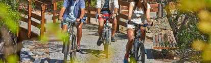 Foto von drei Radfahrenden auf dem Radweg: Mit dem Fahrrad entlang der wunderschönen Küstenstraße Ecovia do Litoral