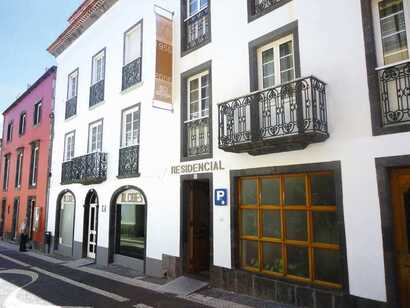 Residencial Alcides auf Sao Miguel, charmantes Hotel im traditionellen Stil im Herzen der Stadt mit einladender Fassade und zentraler Lage.