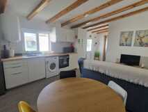 Santa Cruz Villas auf Flores - moderne Küchenzeile mit gemütlichem Wohn- und Essbereich.