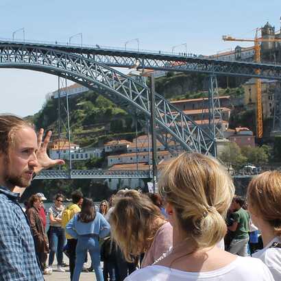 Gemeinsam Porto entdecken – Stadtführung mit Blick auf die imposante Dom Luís I Brücke.
