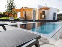 Moderne Ferienvillen mit Pool bei Vilas do Olival auf den Azoren – minimalistisch und stilvoll gestaltet.