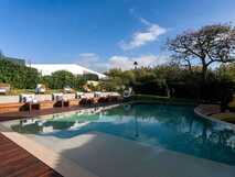 Casa Portuguesa Boutique Hotel auf Sao Miguel, entspannter Poolbereich mit Liegestühlen und schöner Gartenanlage für einen erholsamen Urlaub.