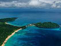 Bom Bom Resort Principe – Exotisches Paradies mit türkisblauem Wasser und unberührter Natur am Strand.
