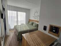 Modernes Doppelzimmer mit Blick auf den Balkon, gemütlich und hell – ideal für entspannte Urlaubsnächte bei picotours.