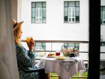 Hotel do Mar auf Sao Miguel, entspannter Frühstücksgenuss auf dem Balkon mit Blick auf die Stadt – perfekt für einen erholsamen Urlaub.