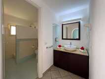 Voi Praia de Chaves Resort auf Boa Vista, helles und modernes Badezimmer mit stilvollen Details und Wohlfühlambiente.