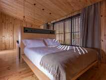 Quinta dos Peixes Falantes – Gemütliches, modernes Holz-Apartment mit viel Tageslicht und entspannter Atmosphäre auf Sao Miguel.