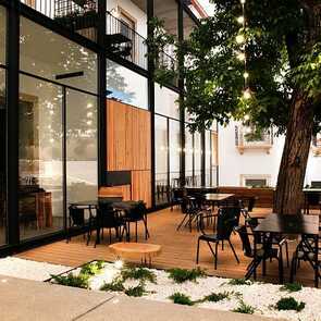 Bar Terrasse mit Baum Sapientia Boutique Hotel