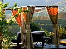 romantischer Pavillion im Garten des Carmo's Boutique Hotels im Hintergrund die Weinberge Nordportugals