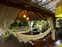 Quinta da Mo auf Sao Miguel, gemütliche Outdoor-Lounge mit Hängematten und tropischem Flair – perfekt zum Entspannen bei picotours.