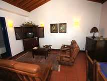 Quinta de Santana auf Sao Miguel – Gemütliche, rustikale Wohnzimmer-Lounge mit authentischem Charme und komfortabler Einrichtung.