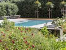 Quinta dos Peixes Falantes – idyllischer Garten mit Pool und blühender Pflanzenpracht auf São Miguel, perfekt zum Entspannen bei picotours.