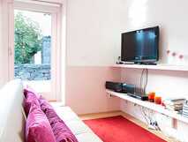 A Casa do Ouvidor auf Pico, modernes und gemütliches Wohnzimmer mit hellen Farben und lebendigen Akzenten.