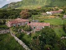 Aldeia da Cuada auf der Azoreninsel Flores – Authentische Landhäuser in grüner Naturkulisse.