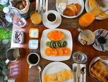 ANC Experience Resort auf Sao Miguel – Genießen Sie ein frisches, vielfältiges Frühstück mit tropischen Früchten und regionalen Spezialitäten in idyllischer Atmosphäre.