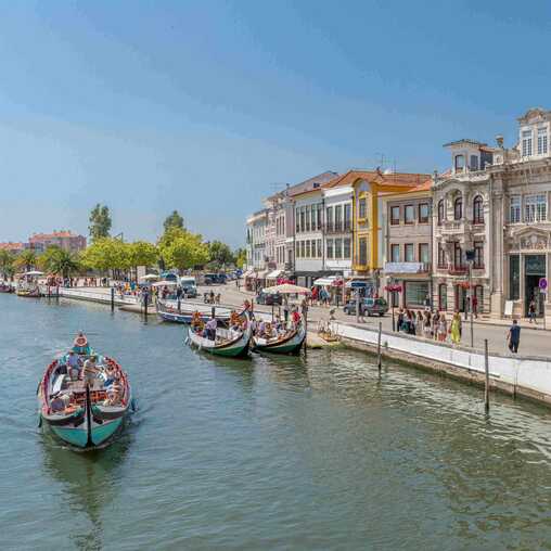 Aveiro: Kanäle in Porutgals Venedig vor schönen Häusern