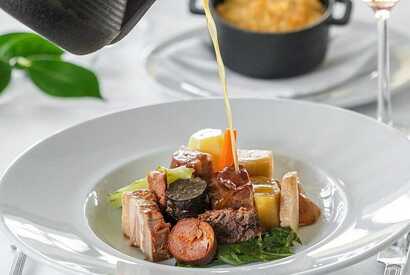 Cozido das Furnas, traditionelle Spezialität von São Miguel auf den Azoren, serviert als Gericht mit Fleisch, Gemüse und regionalen Zutaten.