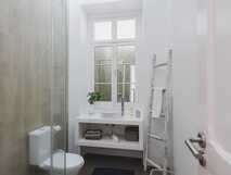 Casa da Cascata auf Sao Miguel, modernes Badezimmer mit hellem Design, gemütlicher Atmosphäre und stilvollen Accessoires für entspannten Komfort.