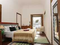 Casa Colonial König auf Fogo – gemütliches, helles Zimmer mit kolonialem Charme und Balkonblick.