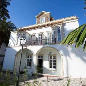 Casa-das-palmeiras-herrenhaus-palmenfassade-azoren