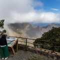 Zwei Frauen betrachten eine Informationstafel mit Aussicht auf die nebelverhangenen Berge von Santo Antão auf Cabo Verde.