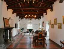 Senhora do Carmo Charm House auf Sao Miguel, stilvoll eingerichteter Living- und Dining-Bereich mit traditionellem Charme und gemütlicher Atmosphäre.