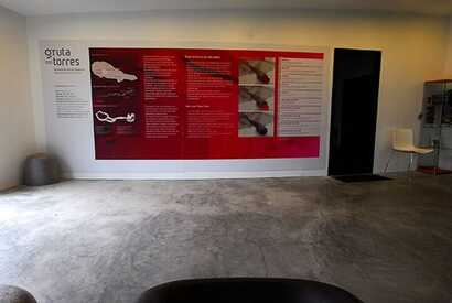 Informaties Diplay im Besucherzentrum der Gruta das Torres auf Pico