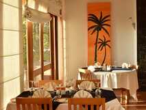 Hotel Bamboo Xaguate auf Fogo, stilvoll gedeckter Speiseraum mit warmem Licht und tropischem Ambiente für ein entspanntes Genusserlebnis.