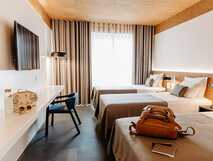 Canadiano Urban Nature Hotel auf Sao Miguel, modernes und gemütliches Zimmer mit Stadt- und Naturambiente für entspannten Komfort auf Ihrer Reise.