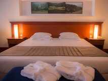 Hotel Faial Garden, stilvolles und gemütliches Zimmer mit Doppelbett und entspannender Atmosphäre – perfekt für erholsame Nächte.