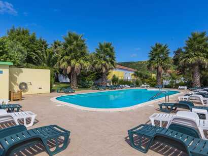 Hotel Teresinha auf Terceira – sonniger Poolbereich mit Palmen, Liegestühlen und entspannter Atmosphäre für Badeurlauber