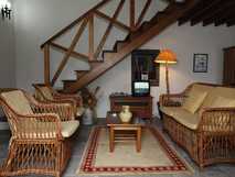 Casas do Frade auf Sao Miguel, gemütlicher Wohnbereich mit traditionellem Rattansitzmöbel und einladender Atmosphäre für erholsame Momente.