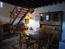 Casas do Frade auf Sao Miguel, gemütliches Wohnzimmer mit rustikalem Holzmobiliar und warmem Ambiente für entspannte Urlaubsmomente.