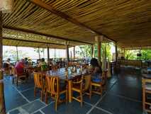 Offener Restaurant und Essbereich in der Mucumbli Ecolodge