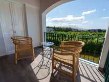 Balkon mit gemütlichen Korbsesseln und atemberaubendem Blick auf grüne Landschaft – Ihr perfekter Rückzugsort bei picotours.