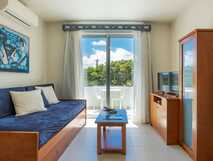 Apartamentos Acorsonho auf Sao Miguel, helles und gemütliches Wohnzimmer mit Balkon und schönem Ausblick, ideal für entspannte Urlaubstage.