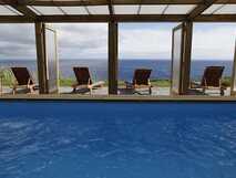 Quinta da Meia Eira auf Faial – Entspannen Sie im Indoor-Pool mit spektakulärem Meerblick und gemütlichen Liegestühlen.