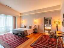 Sensi Azores Nature & Spa auf Sao Miguel – stilvolles Zimmer mit warmem Ambiente und modernem Komfort für erholsame Urlaubstage.