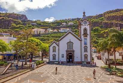 Pfarrkirche in Ribeira Brava auf Madeira - oberhalb des Ortes beginnt die Levada Wanderung
