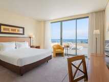 Sao Miguel Park Hotel – Helles, modern eingerichtetes Zimmer mit Balkon und Meerblick, ideal für entspannte Urlaubstage auf Sao Miguel.