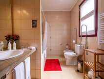 Tradicampo - Casa da Fonte auf Sao Miguel, helles Badezimmer mit moderner Ausstattung und wohnlichem Komfort bei picotours.