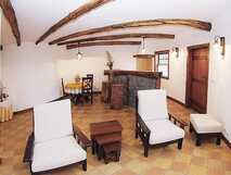 Gemütlicher Wohnbereich in der zum Ferienhaus ausgebauten Mühle Moinho de Pedras auf der Insel Granciosa.