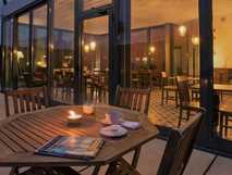 Herdade do Ananas auf Sao Miguel – Gemütliche Terrasse mit warmem Abendlicht und entspannter Atmosphäre für einen perfekten Urlaub bei picotours.