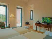 Stilvolles, gemütliches Hotelzimmer mit Doppelbett, Zugang zur Terrasse und modernem Komfort – Ihr Traumurlaub mit picotours.