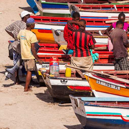 Bunte Boote und viele Personen am Strand der Kapverden