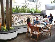 Hotel Ponta Delgada – gemütliche Terrasse mit entspanntem Ambiente und farbenfrohen Cocktails auf São Miguel.