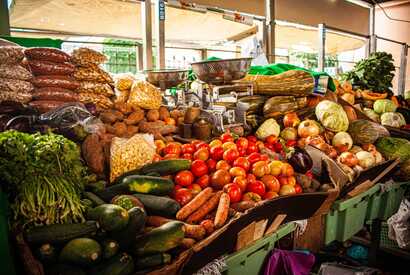 Frisches Obst und Gemüse auf einem bunten Marktstand auf den Kapverden.
