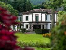Octant Hotel Furnas auf Sao Miguel, idyllisches Hotel inmitten grüner Natur mit historischer Architektur und entspannter Atmosphäre – perfekt für erholsame Azorenurlaubstage.